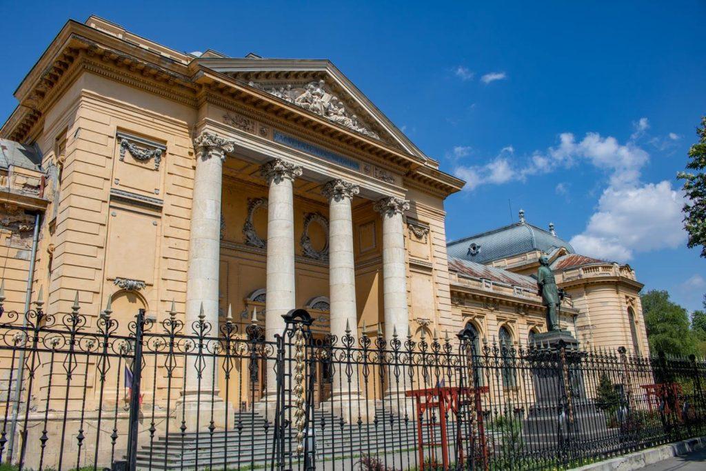 الدراسة في  رومانيا جامعة كارول دافيلا للطب والصيدلة